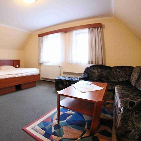 Hotel Koruna Карлштейн Экстерьер фото