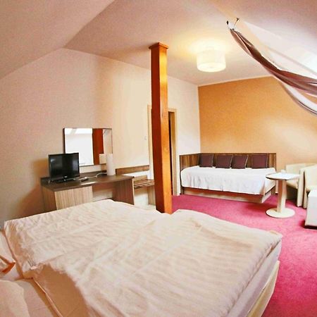 Hotel Koruna Карлштейн Экстерьер фото