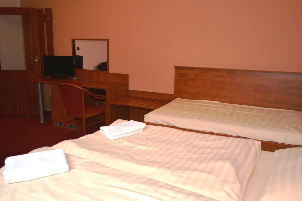 Hotel Koruna Карлштейн Экстерьер фото