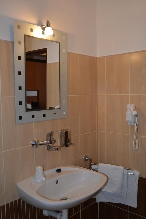 Hotel Koruna Карлштейн Экстерьер фото