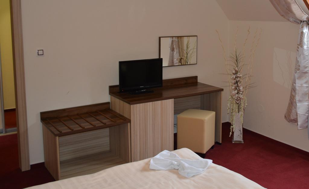Hotel Koruna Карлштейн Экстерьер фото