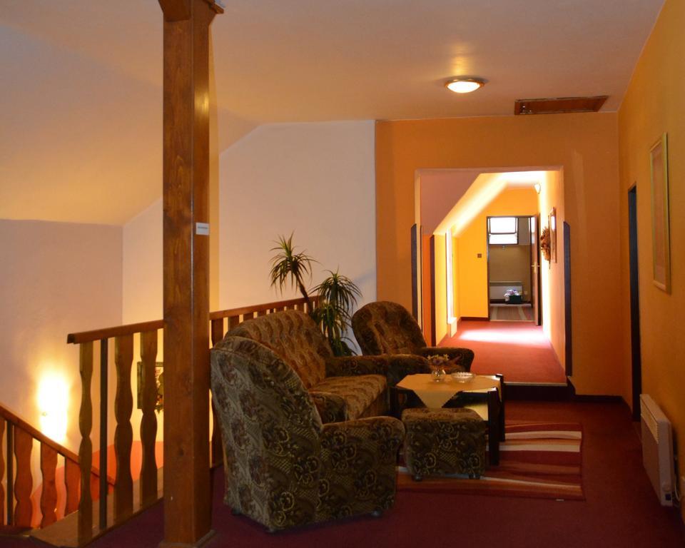 Hotel Koruna Карлштейн Экстерьер фото