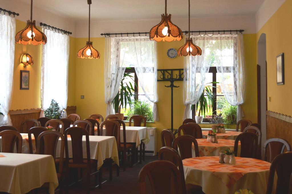 Hotel Koruna Карлштейн Экстерьер фото
