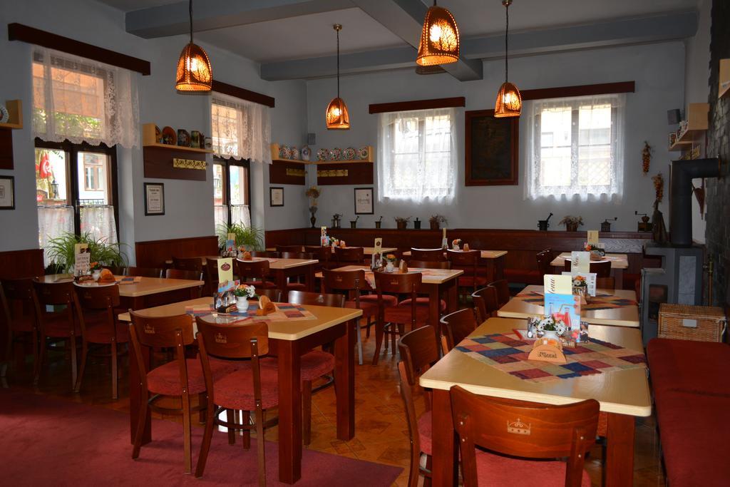 Hotel Koruna Карлштейн Экстерьер фото