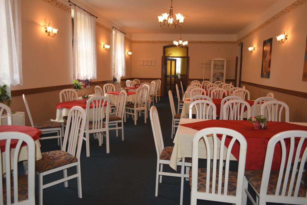 Hotel Koruna Карлштейн Экстерьер фото