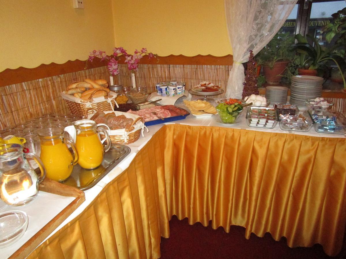 Hotel Koruna Карлштейн Экстерьер фото