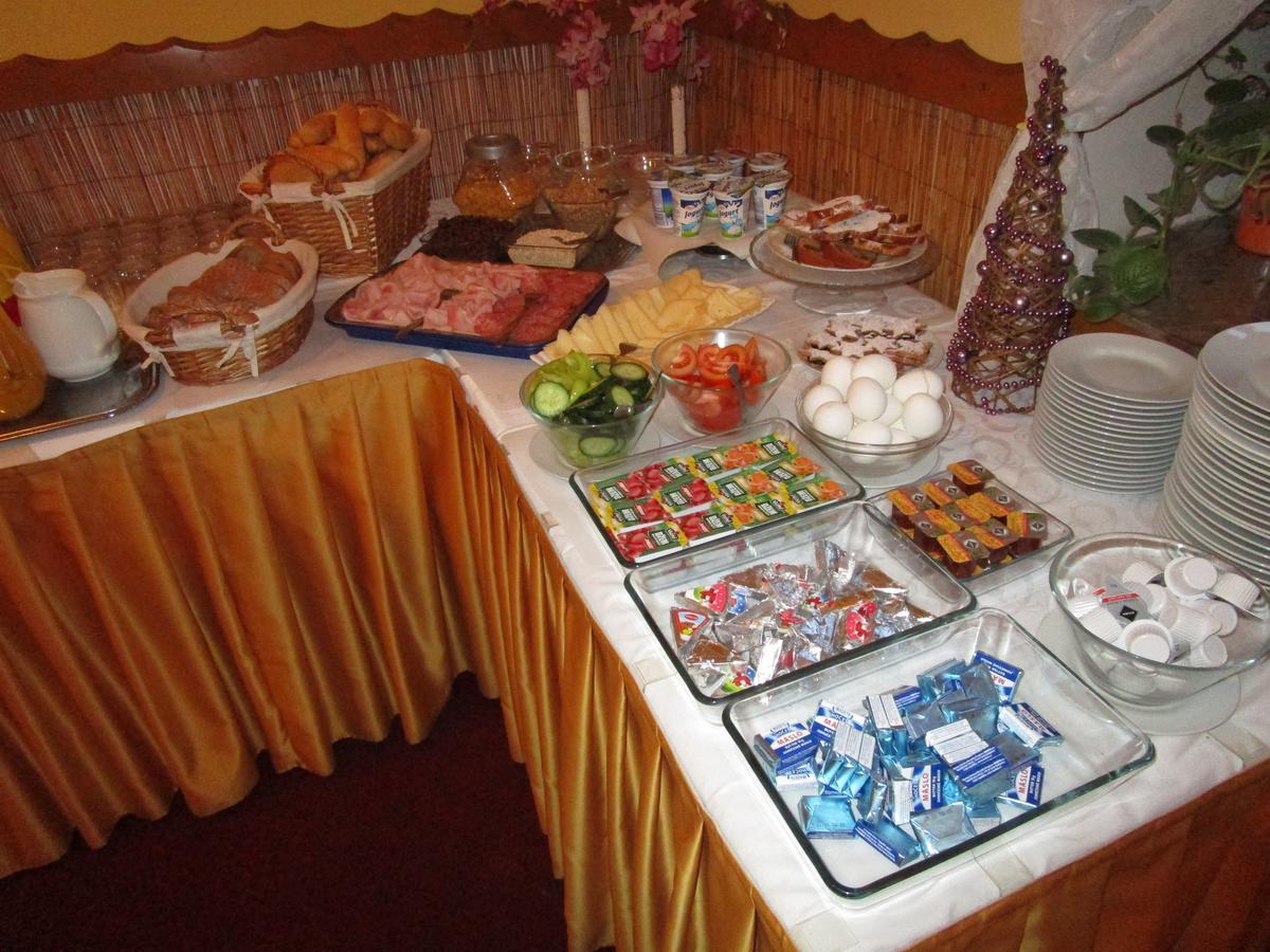 Hotel Koruna Карлштейн Экстерьер фото