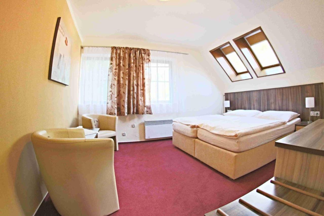 Hotel Koruna Карлштейн Экстерьер фото