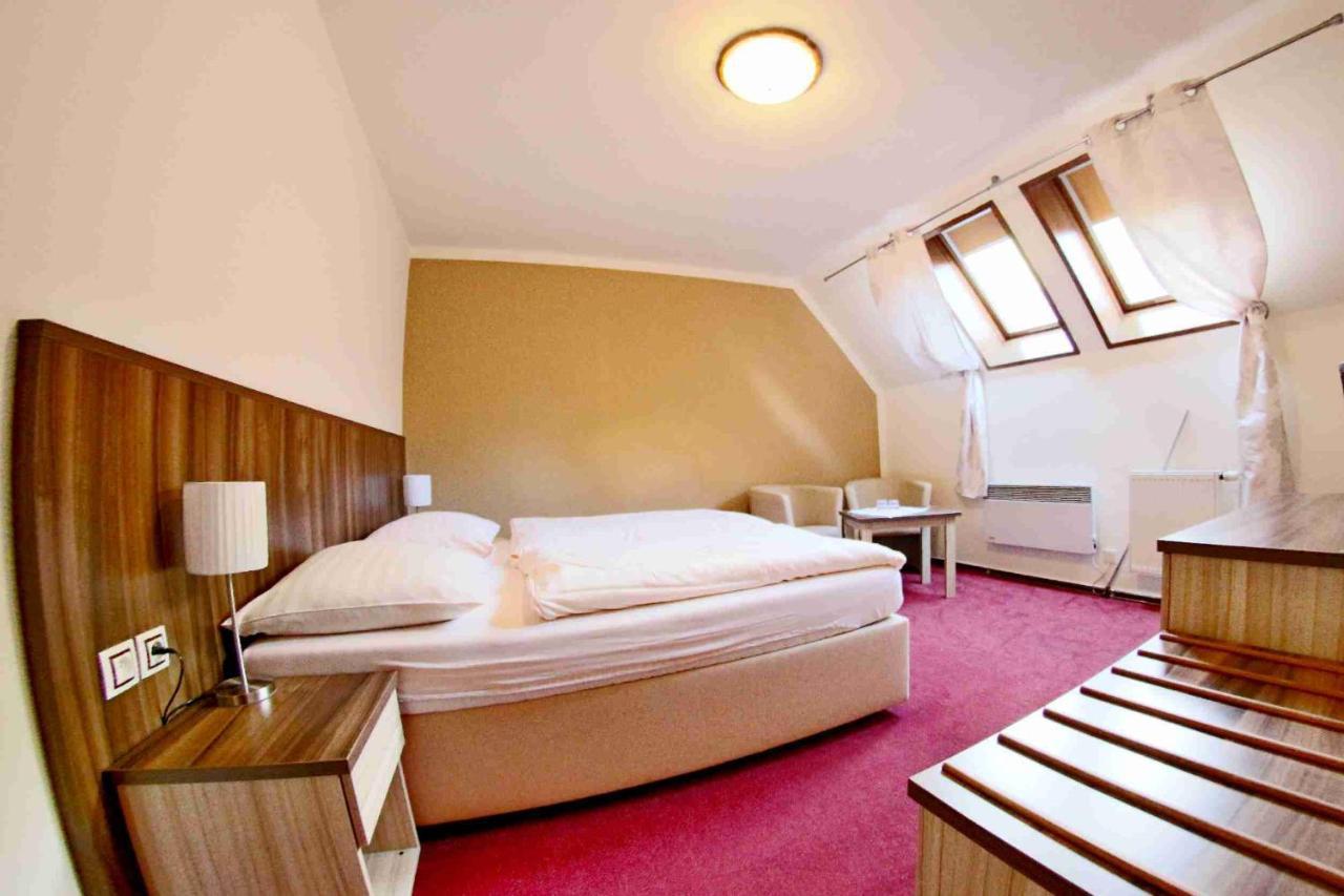 Hotel Koruna Карлштейн Экстерьер фото
