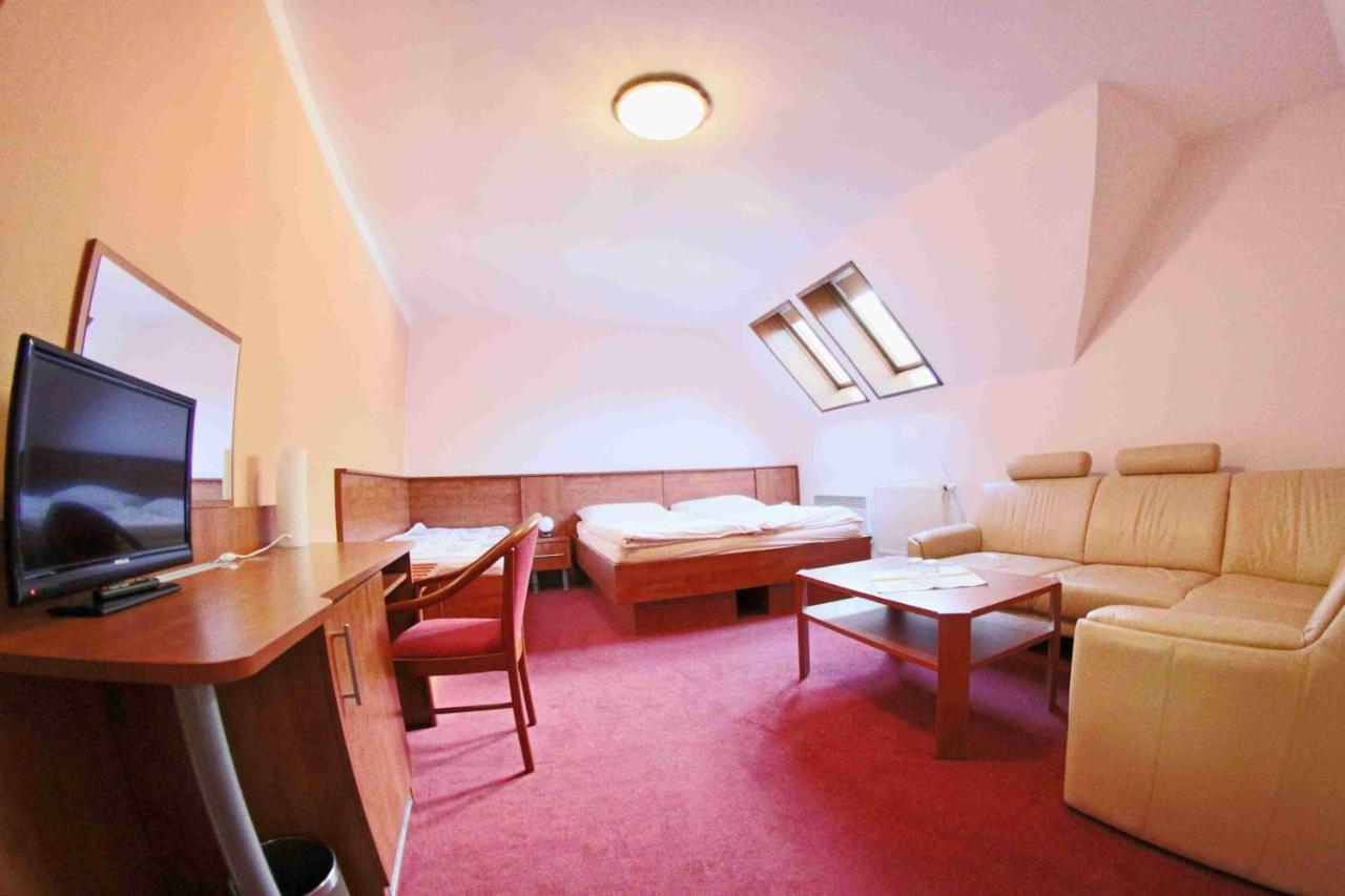 Hotel Koruna Карлштейн Экстерьер фото