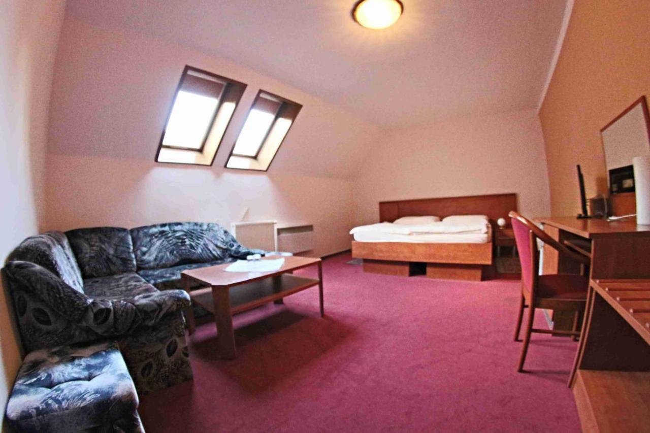 Hotel Koruna Карлштейн Экстерьер фото