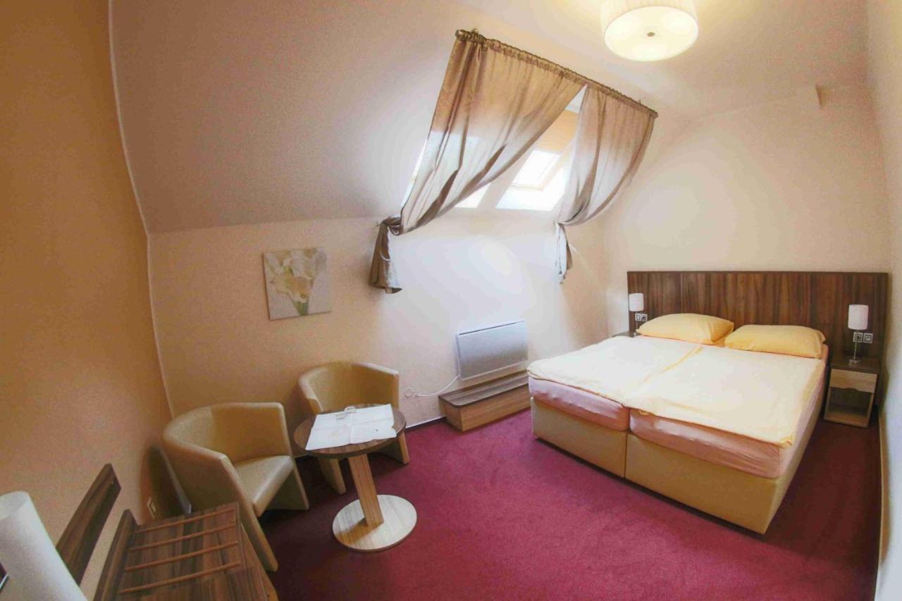 Hotel Koruna Карлштейн Экстерьер фото