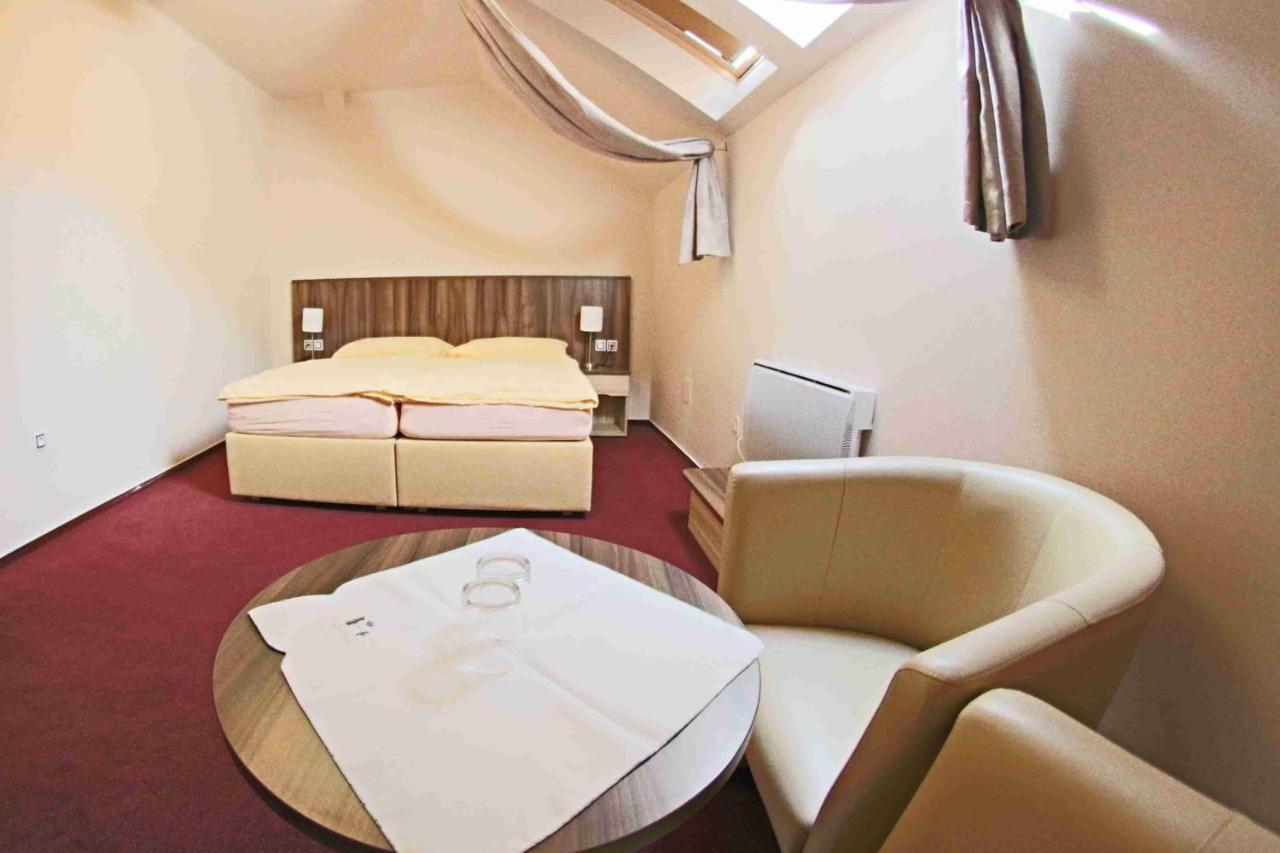 Hotel Koruna Карлштейн Экстерьер фото