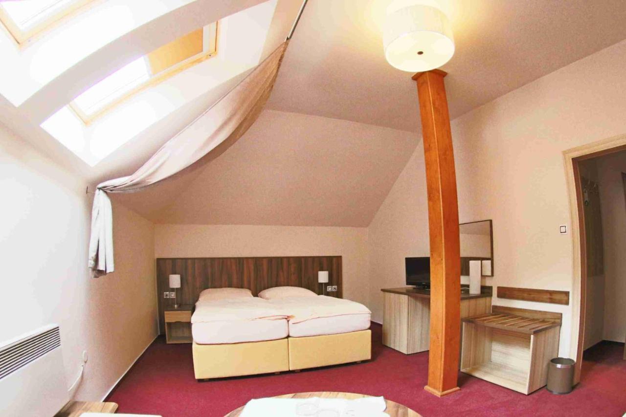 Hotel Koruna Карлштейн Экстерьер фото