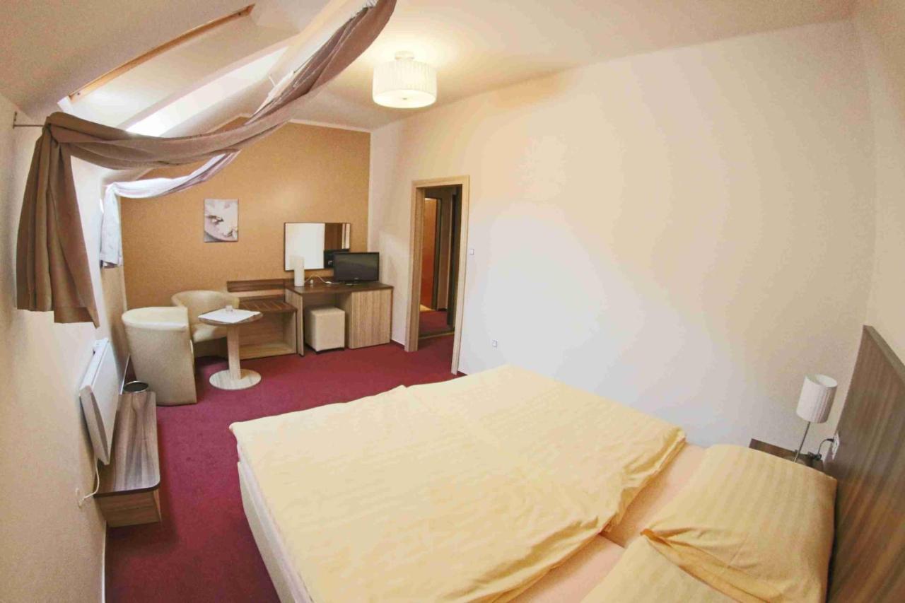 Hotel Koruna Карлштейн Экстерьер фото
