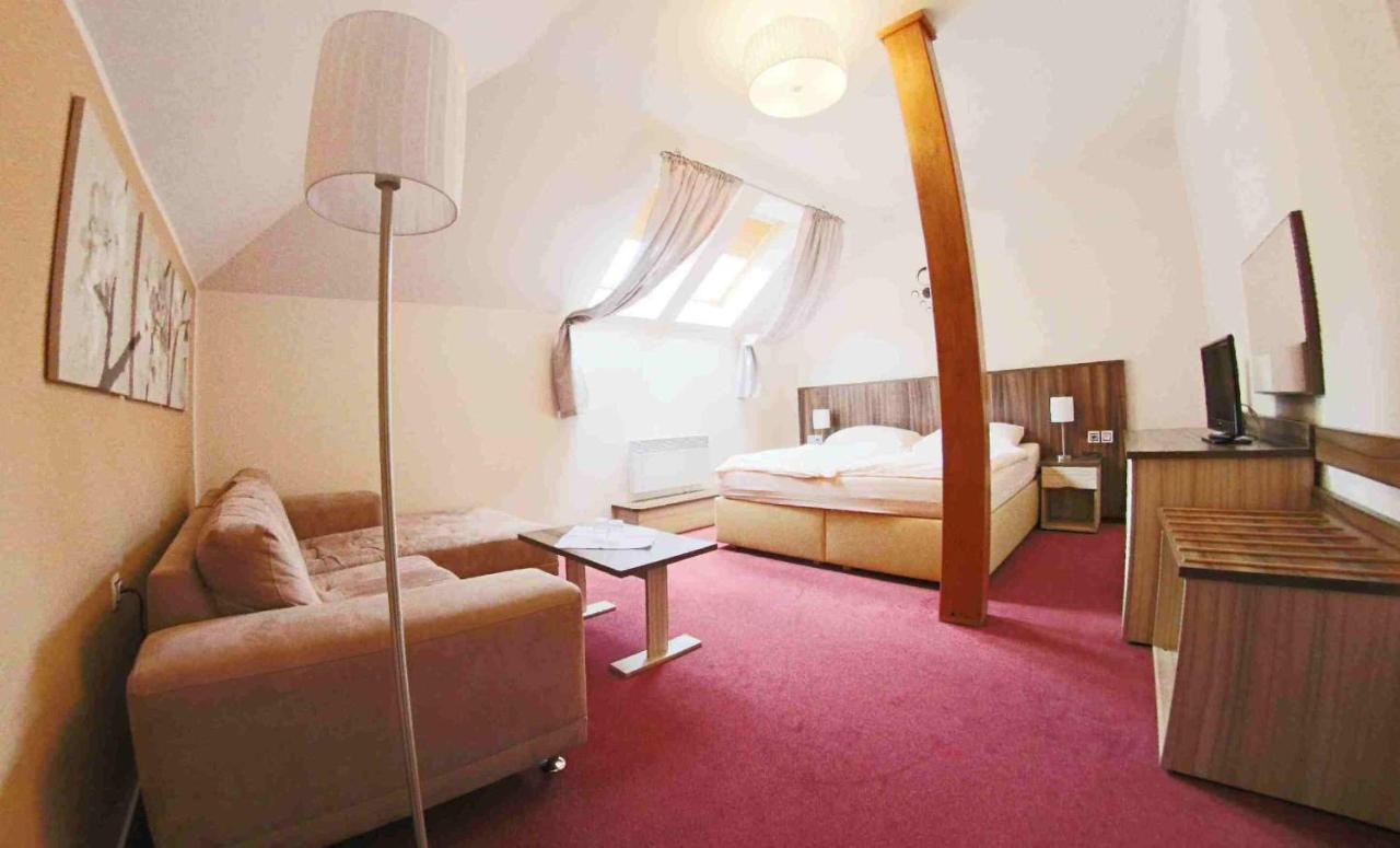 Hotel Koruna Карлштейн Экстерьер фото