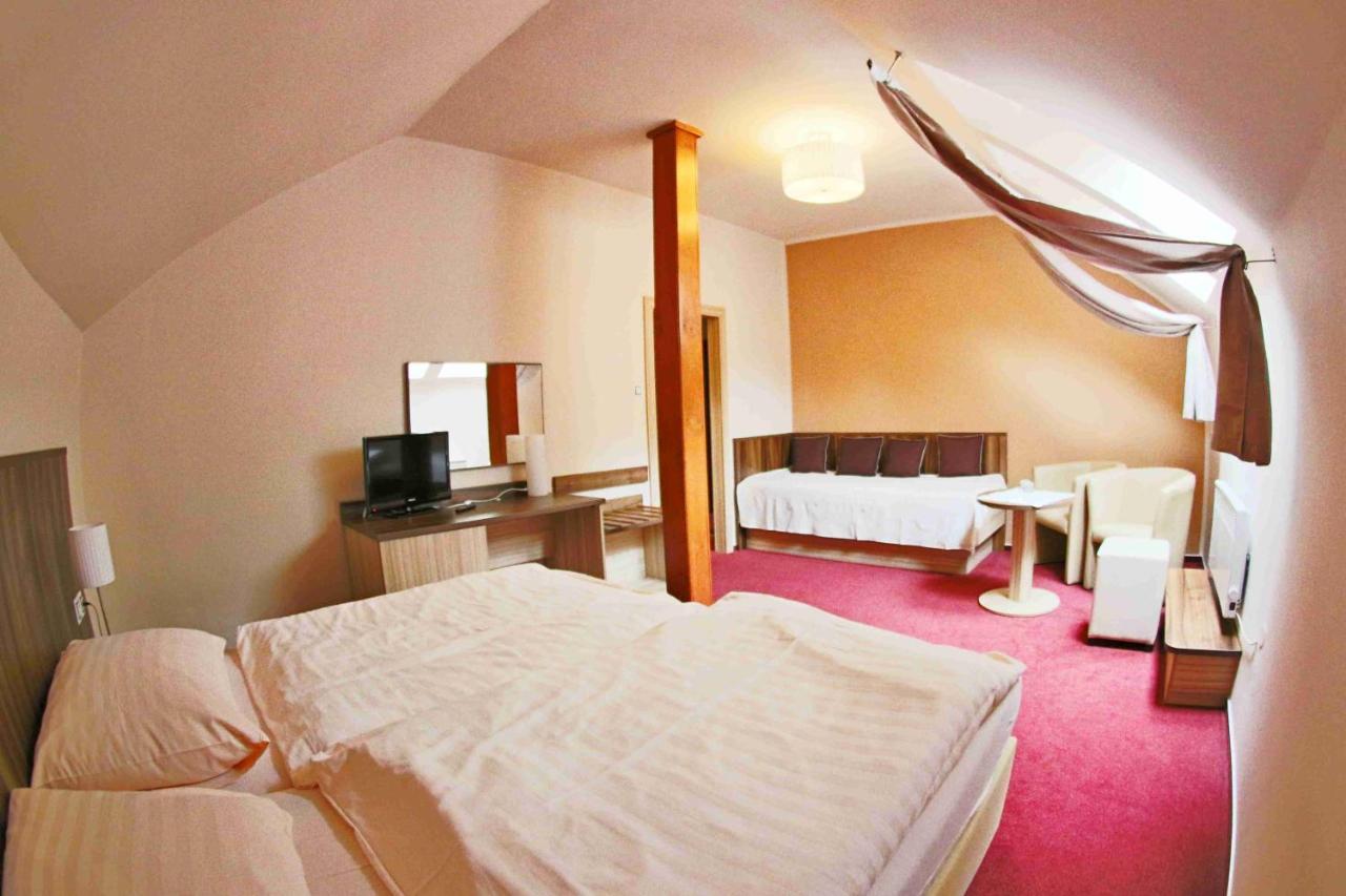 Hotel Koruna Карлштейн Экстерьер фото